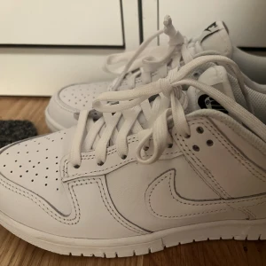 Nike dunk low skor - Säljer dessa snygga skor. Köpt på Zalando för 1250kr. Använt 2 gånger, nyskick. Säljs för 800kr.