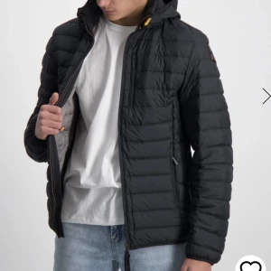 parajumpers vårjacka  - Säljer nu min vår/höstjacka ifrån märket Parajumpers i färgen svart.  Köpt i kidsbrandstore, och passar mig som har storlek xs/s. Den är i väldig bra skick, har användts fåtal gånger. Pris går att diskutera vid snabbaffär och skriv för privata bilder. 