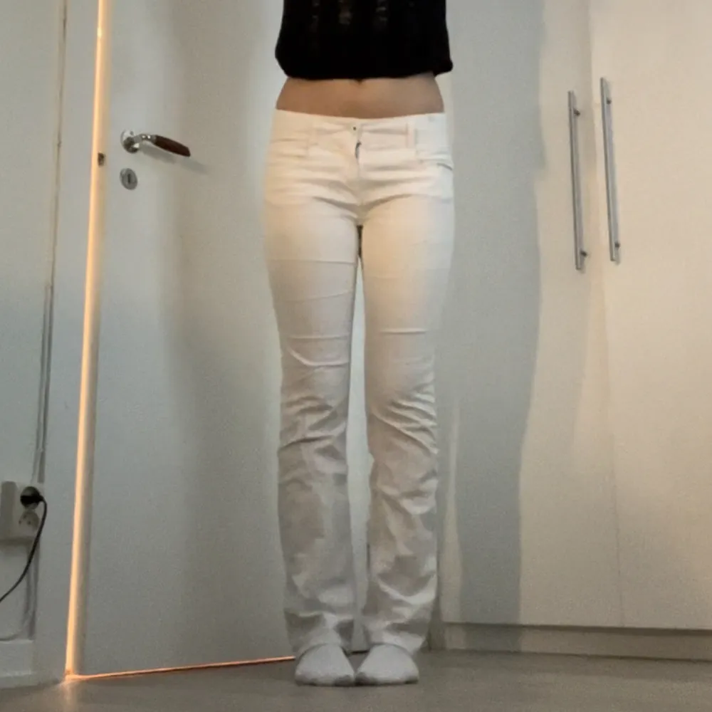 Vita lågmidjade/midrise jeans med skit snygga bakfickor. Fint skick, knappt använda. Jag är 170 lång. Storleken är 38 men dom är mer som en 36. Köparen står för frakten. . Jeans & Byxor.