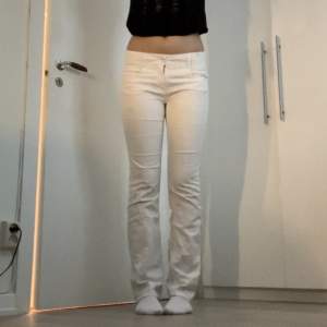 Vita lågmidjade/midrise jeans med skit snygga bakfickor. Fint skick, knappt använda. Jag är 170 lång. Storleken är 38 men dom är mer som en 36. Köparen står för frakten. 