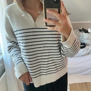 Randig tröja  - Säljer en randig zip tröja från mango. Helt slutsåld och i väldigt fint skick. Den passar mig som brukar har s-m💕 köparen står för frakt 