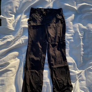Cargo byxor - Jättefina sköna cargo byxor från H&M (ärvda). Normal-lågmidjade, loose fit, väldigt sköna.  🖤Kan mötas upp vid T-centralen i Stockholm 🖤Hund och katt finns i hemmet  🖤Meddela mig om du vill ha ett paketpris med flera plagg 🖤Meddela om du har frågor