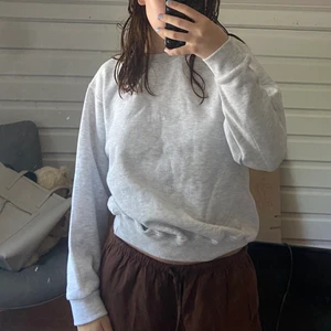 Sweatshirt🫶🏼 - Grå sweatshirt, helt ny använd en gång! 🫶🏼 bsrnstorlek i strlk xxl, passar som en xs/s