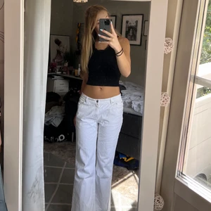 lågmidjade jeans - Helt vanliga vita lågmidjade i jättebra skick och inte använda alls mycket. Säljer för endast 70kr!