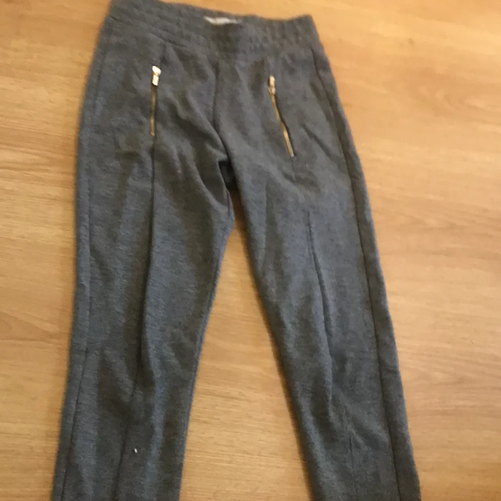 Fina gråa byxor med låtsas dragkedja 🌼 Tvättas innan  Skriv vid intresse 💗 OBS köparen står för frakten 😃. Jeans & Byxor.