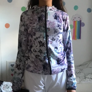 Träningströja  - Tränings hoodie storlek motsvarande S, 164.   Använd fåtal ggr.