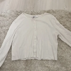Vit kort topp  - En snygg kort tröja men knappt från hm. Den är väldigt skygg o passar perfekt till ett par kostymbyxor men kan även användas som en kofta. Jag har inte använt den så ofta så den är i väldigt fint skick. Köparen står för frakten