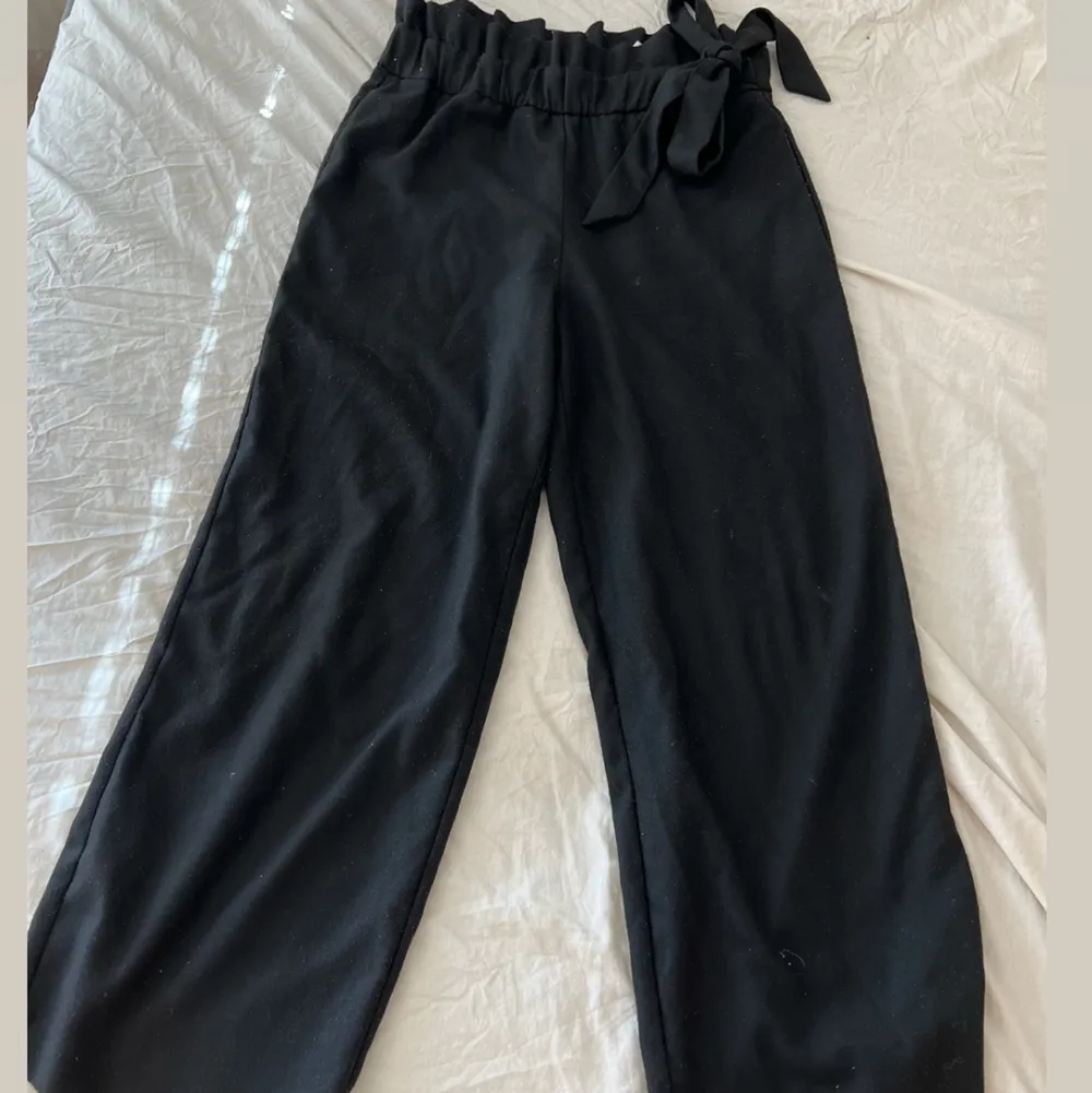 jättesköna svarta vida byxor från Zara! har en söt knytning vid midjan 🫶🏻. Jeans & Byxor.