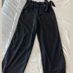 jättesköna svarta vida byxor från Zara! har en söt knytning vid midjan 🫶🏻
