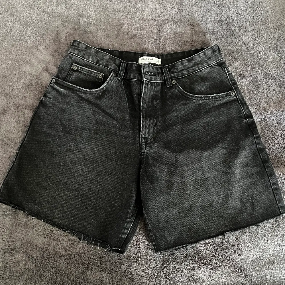 Säljer dessa jätte finna jeans shorts som är ifrån PULL&BEAR säljer pågrund av att jag Inte har någon andvändning för dom, jag har aldrig andvänt dom utan har endast provat dom på💕. Shorts.