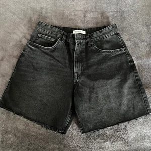 Shorts  - Säljer dessa jätte finna jeans shorts som är ifrån PULL&BEAR säljer pågrund av att jag Inte har någon andvändning för dom, jag har aldrig andvänt dom utan har endast provat dom på💕