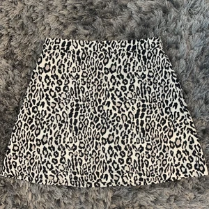 Leopardkjol - Kjol i leopardprint. Dragkedja bak. High waist. Sitter precis över navel. Köpare står för frakt. 