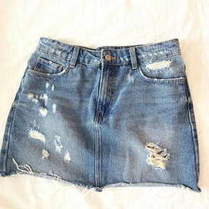 Jeanskjol kort - Kort jeanskjol från zara. Köpare står för frakt.