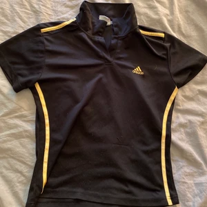 Adidas träningströja - Säljer denna fina svart/guldiga träningströjan från adidas. Den är i junior storlek L vilket är ungefär storlek Xs/S i vanlig storlek! Den är i nyskick men köpt för ganska länge sen, Säljer för 30kr + 40kr frakt, hör gärna av er vid intresse eller frågor💕