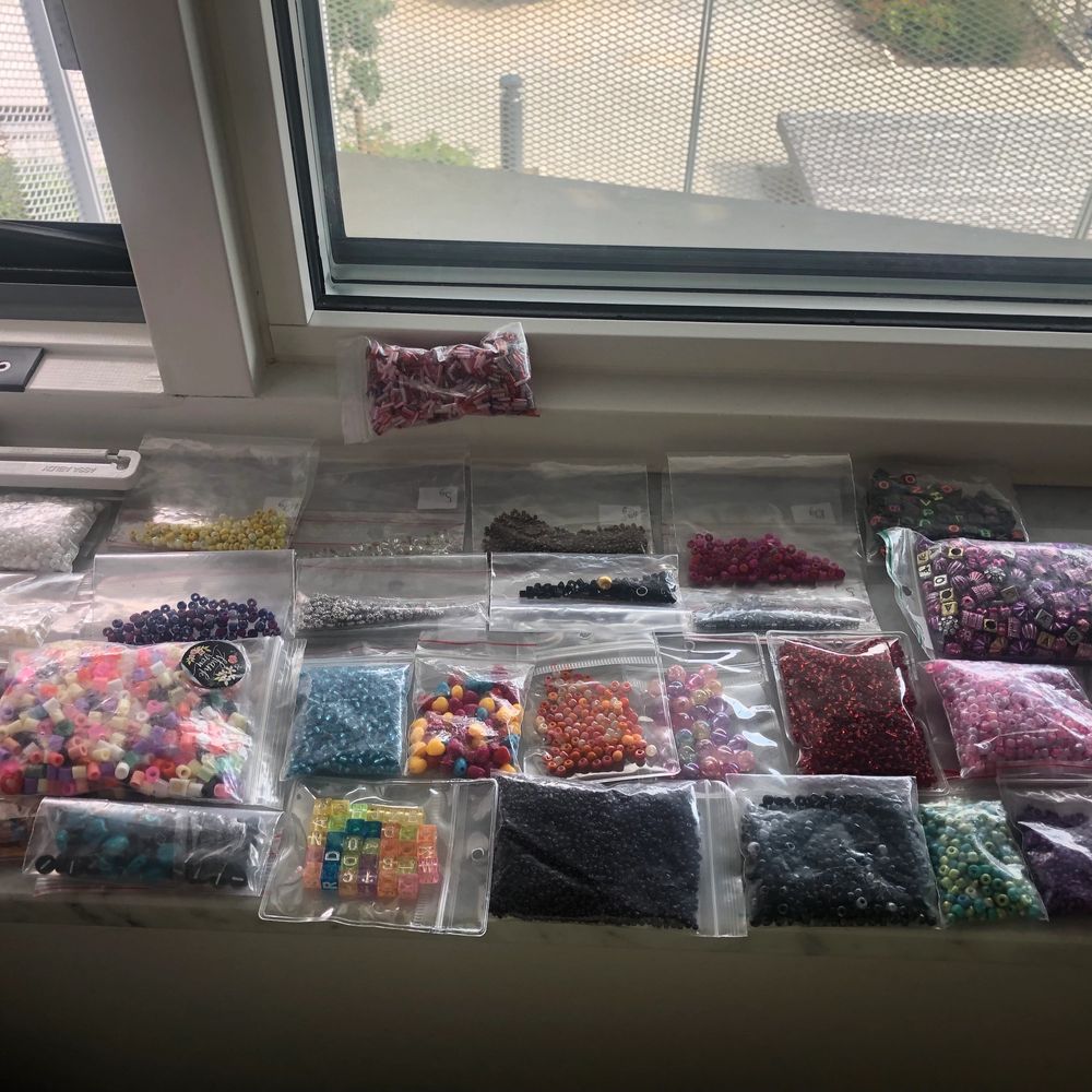 Det är jätte jätte många pärlor i varenda pack . Varenda pack har ett billigt pris. Om man skulle villa köpa alla så kan man få billigare frakt eller så möts vi upp! (Några pack är sålda). Övrigt.