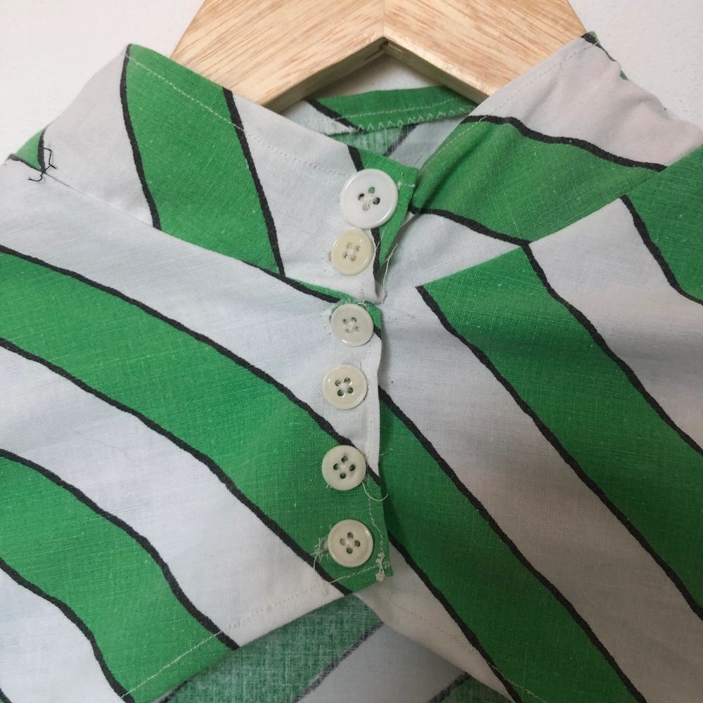En flared topp jag sytt av material köpta på secondhand! Den går precis ovanför bysten, så snygg under en klänning, linne osv- kan göra outfiten mer intressant! . Toppar.