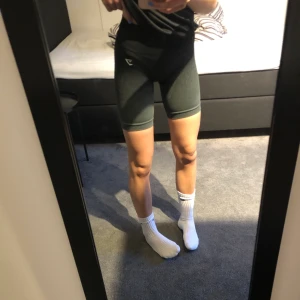 Gymshark shorts - Supersnygga gymshark shorts som är perfekta nu när man tränar under sommaren. Endast använda två gånger och kan skickas direkt💞