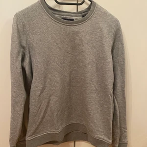 Gant tröja - En grå tröja från Gant.  Har ett litet gant märke på bröstet. Använd ett par gånger men är i bra skick.