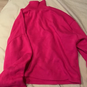 Tröja - Knappt använd , nypris var 200kr,     Den är mörkare rosa än vad man ser på bilderna