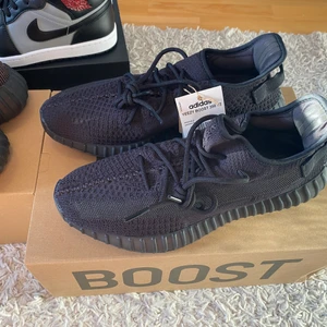 Yeezy 350 v2 onyx stl 46 - Helt nya Yeezy 350 v2 onyx i stl 46, Kvitto finns