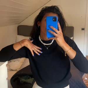 Svart kort tröja - Svart kort tröja med korta ärmar. Använd fåtal gånger.