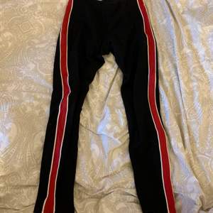 Röd/ svarta byxor från H&M i storlek S, köparen står för frakt !🤍❤️✨