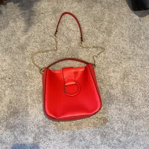 Röd handväska i väldigt fint skick. Mellan stor storlek och säljs pågrund av att den inte kom till användning. Frakt ingår inte i priset. Priset är diskuterbart.