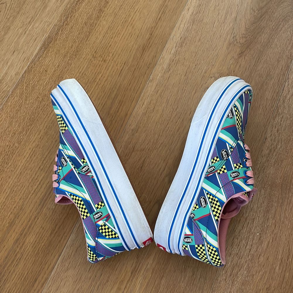 Vans customized platform sneakers. Comfy Cush. Pink inside, white platform with blue stripes and pattern in blue, green, yellow, red, black and white. Size EU 39. Used only 2 times. Very good condition. No scratches and barely any marks.. Skor.