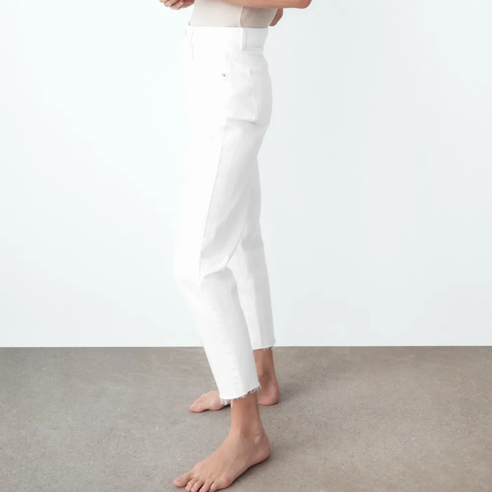 Vita jeans från Zara, prislappen på. Varan är slutsåld på Zaras hemsida. Storlek 36. Pris 359 exklusive frakt. Jeans & Byxor.