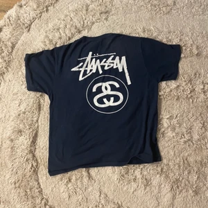 Stussy T-shirt  - Säljer en navy Stussy T-shirt!