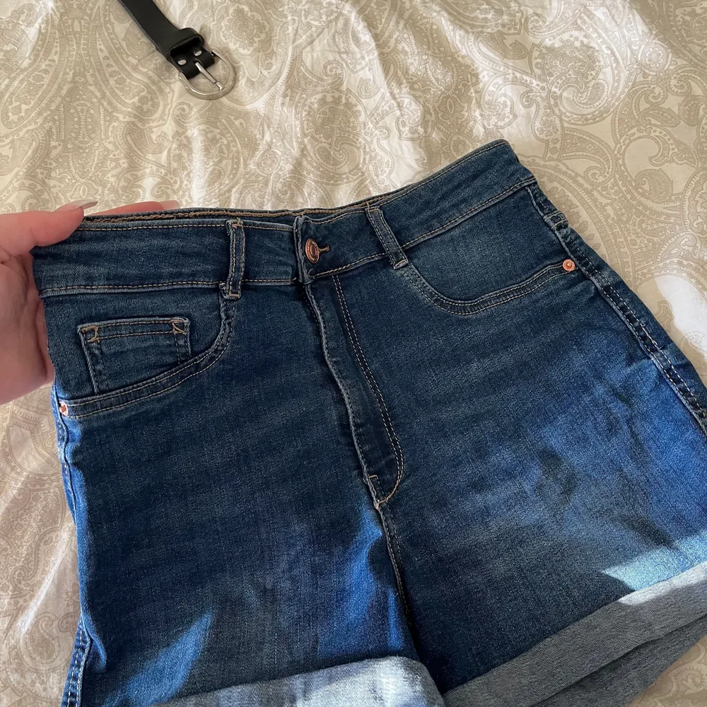 Fina jeans shorts från Gina tricot de är använda ett fåtal gånger men ser ut som nya.. Shorts.