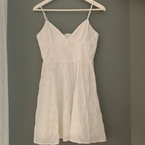 Vit klänning - Jättefin klänning från zara. Enbart provad och i nyskick. Om de är flera intresserade blir det budgivning. Köparen står för frakt. Finns bilder  på så skriv privat ifall ni vill ha❤️ ⚠️sänkt pris⚠️