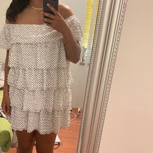 Klänning från zara - Säljer min klänning från zara pga inte min stil! Fler bilder kan givetvis skickas😃