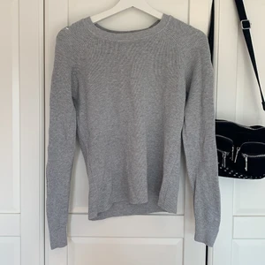 Tröja från Vila - En fin grå tröja från Vila. På ärmarna är det som flätat så att man ser lita av armen. Sparsamt använd💙