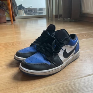 Air Jordan 1 royal blue  - Air Jordan 1 low royal blue, säljes pga använder inte längre. Köptes för 3 år sedan, Inte mycket använda. Inga flaws förutom lite smuts som lätt går bort efter en tvätt. Priset är inte hugget i sten. Köper står för frakt. US 10/ 44 