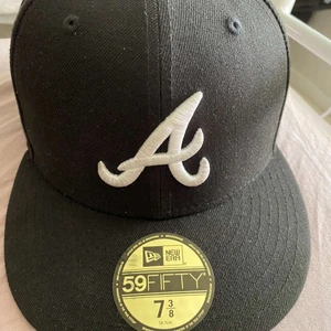 New era fitted cap  - Säljer en baseball keps i ny skick har använt cirka 2-3 gånger. Säljer pga att jag köpte fel storlek  Kvitto medföljer 