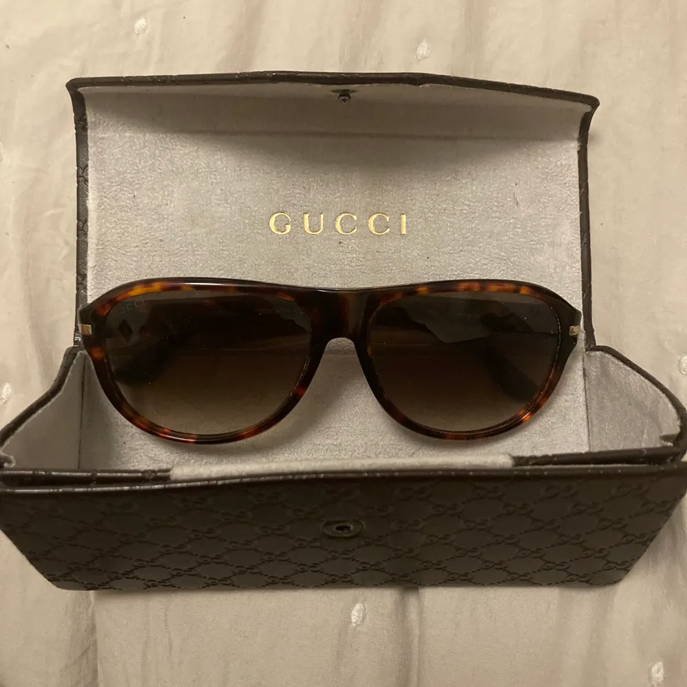 Äkta gucci solglasögon. Inga defekter, skydd medföljer. UniSex . Accessoarer.