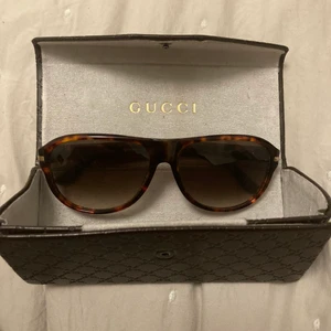 Gucci solglasögon  - Äkta gucci solglasögon. Inga defekter, skydd medföljer. UniSex 