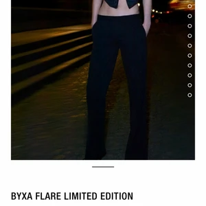 Zara lågmidjade Kostymbyxor  - Säljer dessa slutsålda lågmidjade kostymbyxor från Zara. Säljer pågrund av att dom inte kommer till användning. Köparen står för frakten!💖