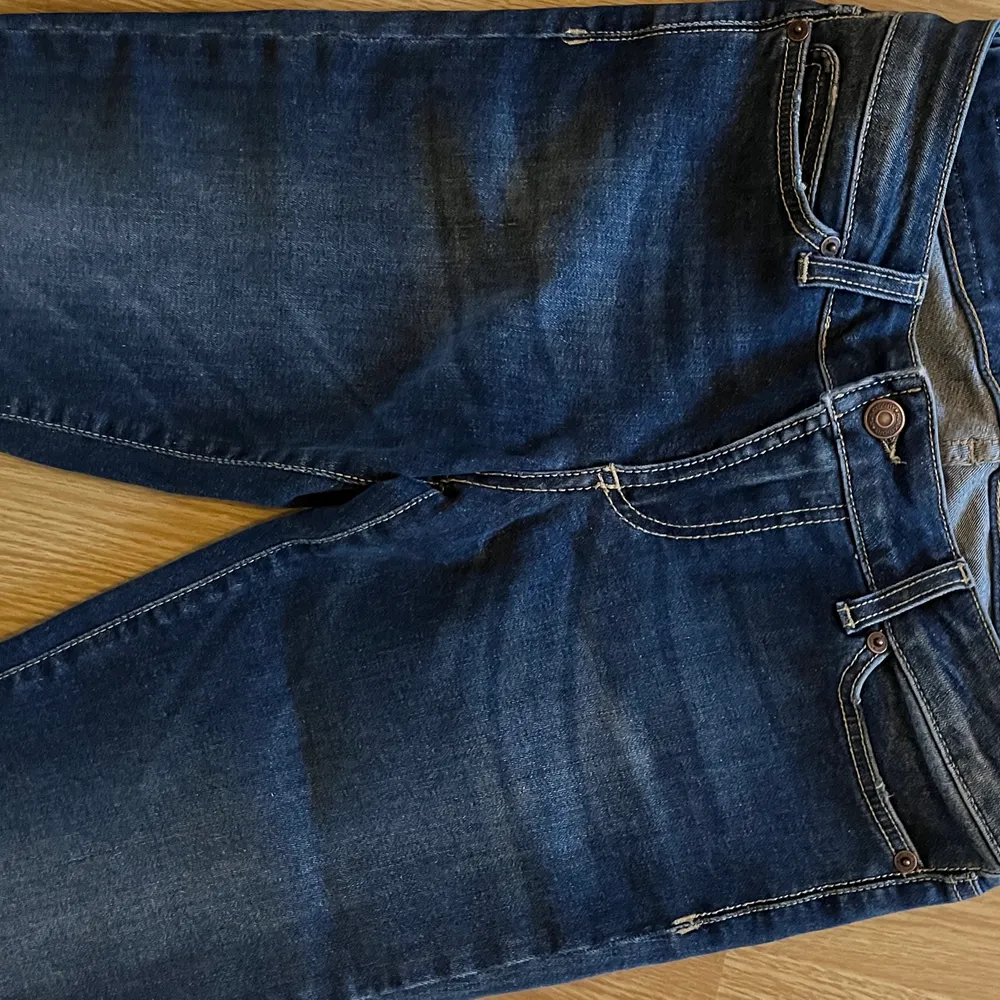 Utsvängda cropped jeans med normalhög midja. Stretchiga kvalitet - passar till stl 36.. Jeans & Byxor.