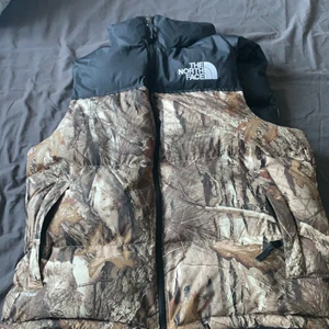 North face vest  - North face vest tänka sälja den kommer it till användning, endast använd en gång och jätte bra skick kontakta mig ifall du har frågor eller vill ha flera bilder💕