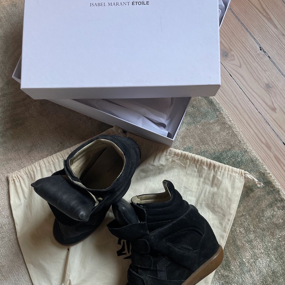 Nästintill oanvända skor från Isabel Marant i modell Beckett Trainers Suede i storlek 39 i svart. Kartong och dustbag medföljer. . Skor.