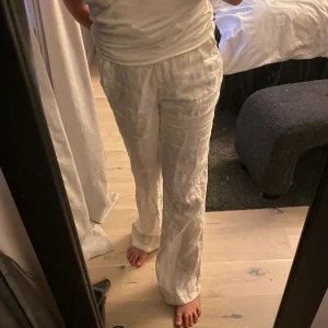 Linnebyxor  - Säljer dessa vita linnebyxorna, har använts en gång då dom inte kommit till användning. 