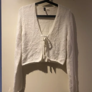 Vit kofta - Vit långärmad kofta med tnyte fram