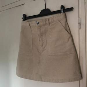 Jättefin beige/benvit manchesterkjol! Den är mycket sparsamt använd och i väldigt fint skick. Kommer ursprungligen från Monki och storlekeng är 36. Jag säljer för 100 kr plus frakt som betalas av köparen!☺️  Tveka inte på att hör av dig vid frågor!