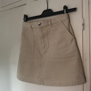 Manchesterkjol - Jättefin beige/benvit manchesterkjol! Den är mycket sparsamt använd och i väldigt fint skick. Kommer ursprungligen från Monki och storlekeng är 36. Jag säljer för 100 kr plus frakt som betalas av köparen!☺️  Tveka inte på att hör av dig vid frågor!