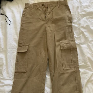 Cargo byxor - Superfina o sköna byxor som jag använt fåtal gånger, inga defekter. Säljer ett par liknande fast i brunt också💕 i priset ingår frakt🤩