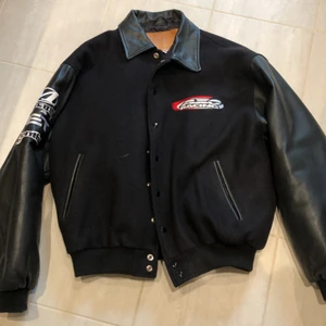 College jacka (racing jacka) - Extremt trendig och snygg college jacka. Storlek XL men sitter som en M-L