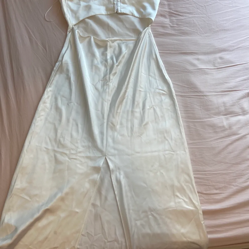 Zara white dress in great condition. Only used once . . Klänningar.