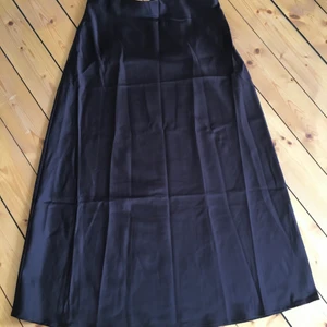 Satinkjol chokladbrun - Från Lindex. Köpt förra sommaren. Påminner om Reformations variant i färg och snitt. Storlek s, resår i midjan. 